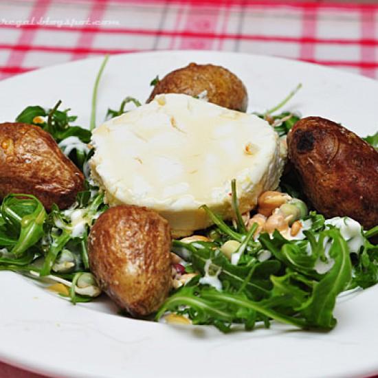 Rezeptbild: Rosmarinkartoffeln mit warmen Ziegenkäse im Raukebett