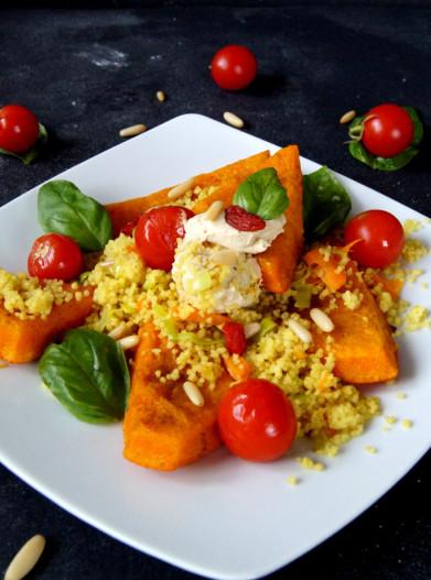 Rezeptbild: würzige Kürbisspalten mit Gewürz Couscous und Zitronenhummus 