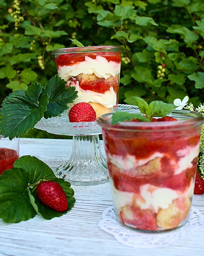 Rezeptbild: Rhabarber Erdbeer Tiramisu