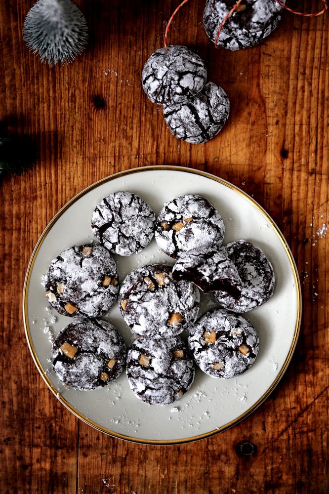Rezeptbild: CHOCOLATE CRINKLE COOKIES MIT SALZ-KARAMELL-FUDGE