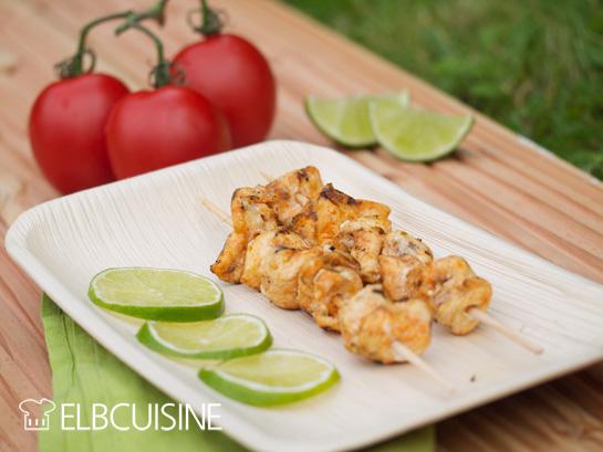 Rezeptbild: Exotische Capirinha-Spieße bitten mit frischer Avocado-Tomaten-Salsa zu Tisch – herrliches Grillvergnügen