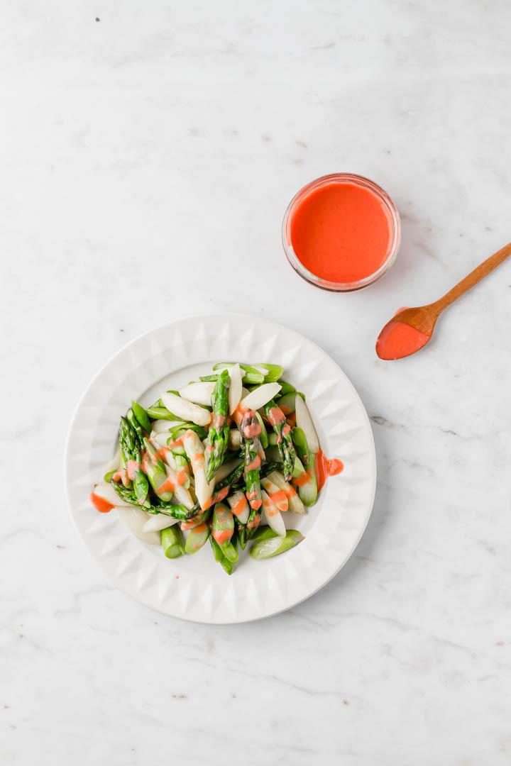 Rezeptbild: SPARGELSALAT MIT ERDBEER VINAIGRETTE