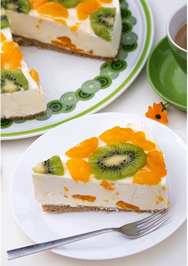 Rezeptbild: Fruchtige Frischkäsetorte mit Mandarinen und Kiwi (no bake)