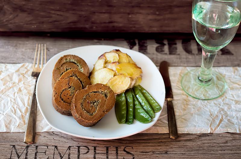 Rezeptbild: Seitanbraten gerollt mit provenzalischer Kräuterfüllung