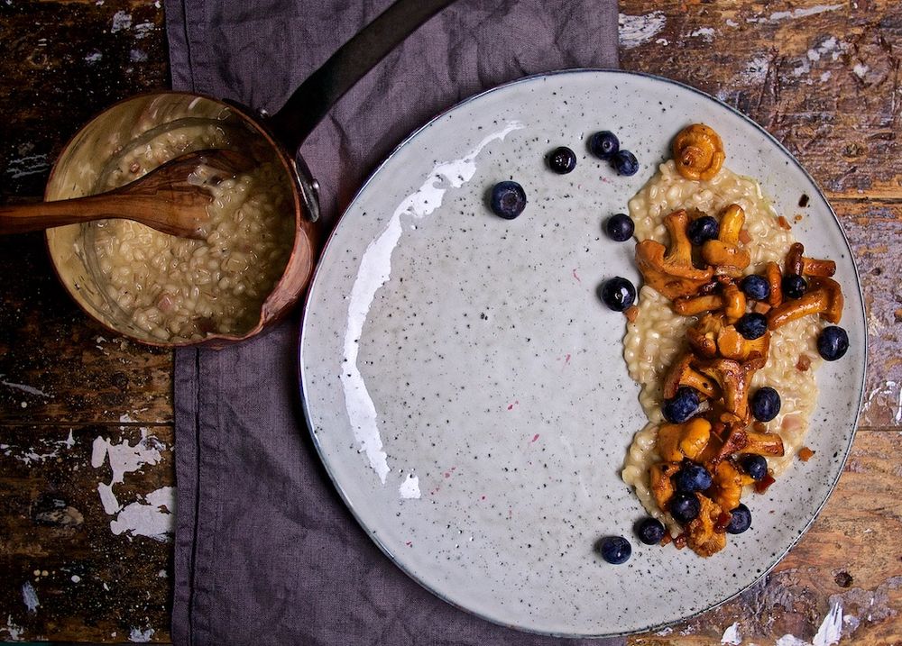 Rezeptbild: Graupen-Risotto mit Pfifferlingen und Heidelbeeren