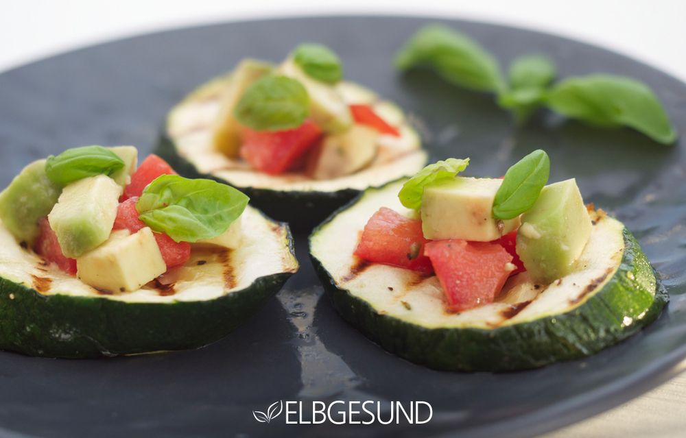 Rezeptbild: Bruschetta zum schlank bleiben – Zucchini-Bruschetta mit leckerer Avocado-Tomaten-Salsa