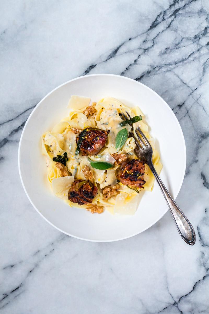 Rezeptbild: Tagliatelle in Gorgonzola-Parmesansauce mit Feigen im Pancetta-Mantel