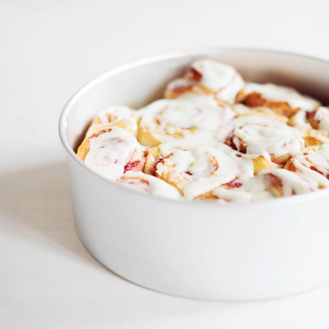 Rezeptbild: Erdbeer-Hefeschnecken mit Limetten-Guss
