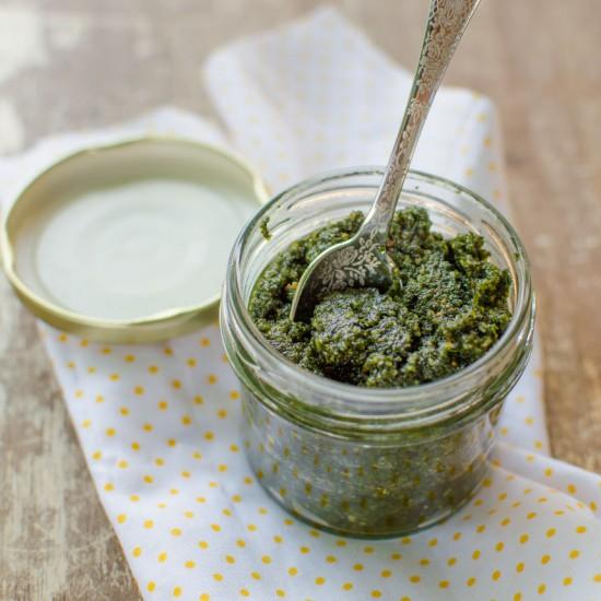 Rezeptbild: Möhrengrünpesto mit Kürbiskernen