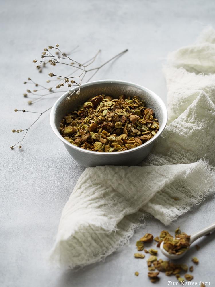 Rezeptbild: Matcha-Granola mit Honig und Mandeln