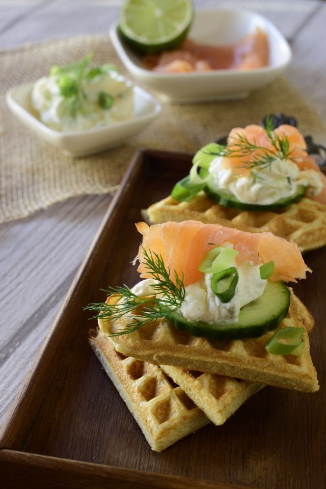 Rezeptbild: Buchweizen-Dinkelwaffeln mit Räucherlachs