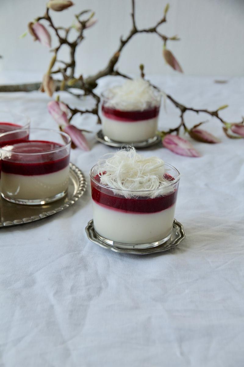 Rezeptbild: Fereni - Persische Reiscreme mit Himbeerpüree und Pashmak