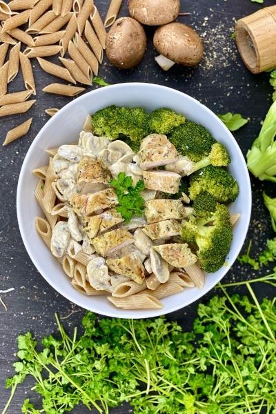 Rezeptbild: Hähnchen mit Nudel-Pilzragout