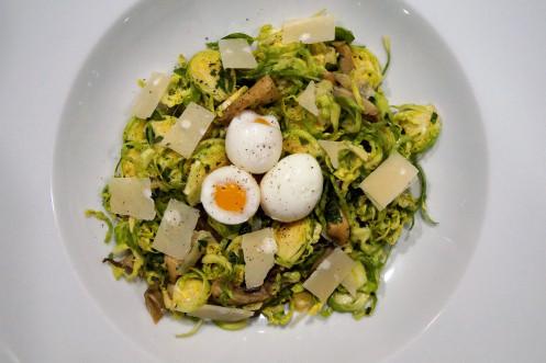 Rezeptbild: Rosenkohlnest mit Austernpilzen und Wachtelei