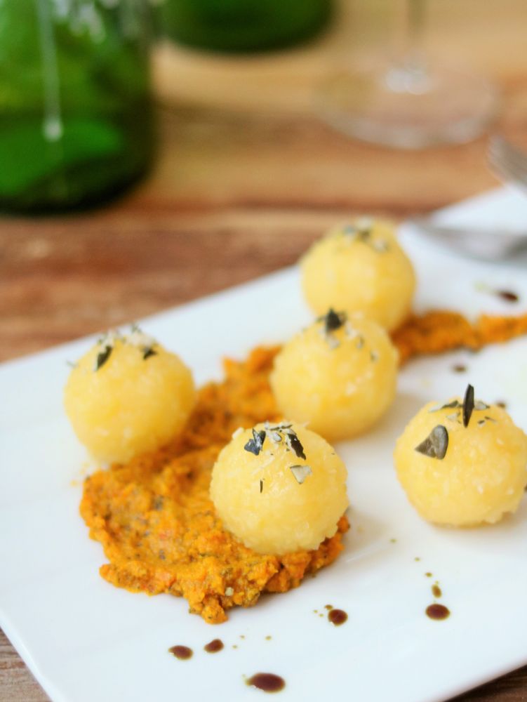 Rezeptbild: Mit Kürbis-Pesto gefüllte Kartoffelknödel