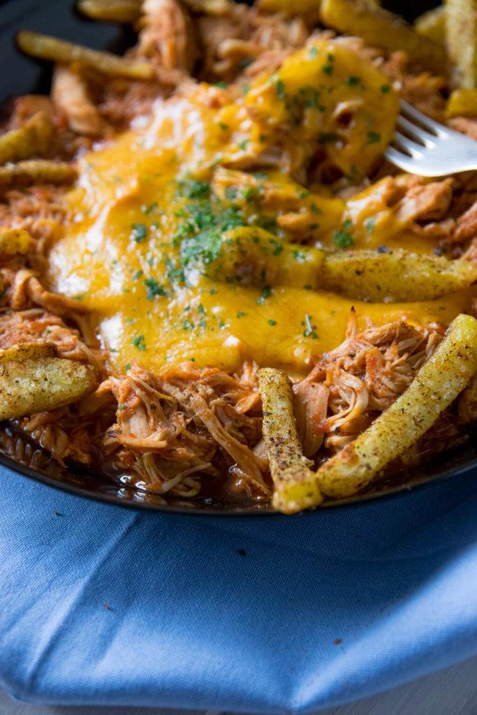 Rezeptbild: https://www.tellaboutit.de/bbq-pulled-chicken-ueberbacken/