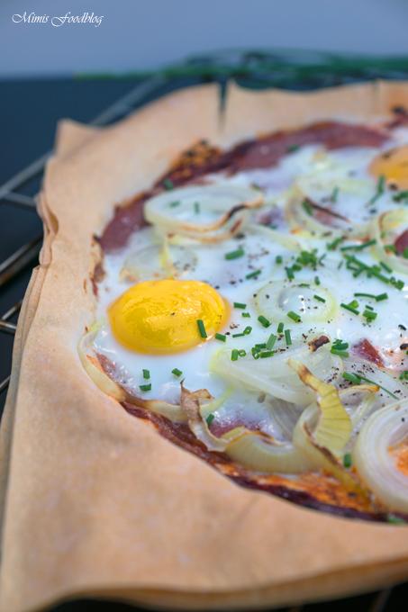 Rezeptbild: Knusperfladen mit Salami und Ei