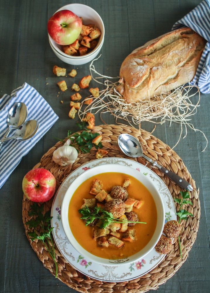 Rezeptbild: Karotten-Kokos-Suppe und zwei fabelhafte Begleiter