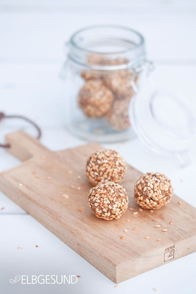 Rezeptbild: Trockenpflaumen-Energyballs – wahre Kraftpakete