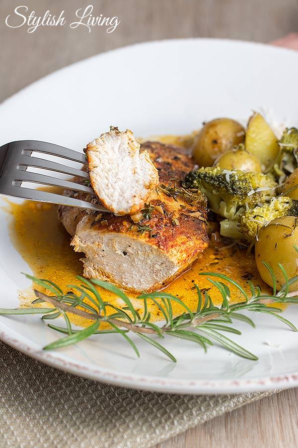 Rezeptbild: Paprika-Hähnchen in Thymian-Weißwein-Sauce und Ofengemüse