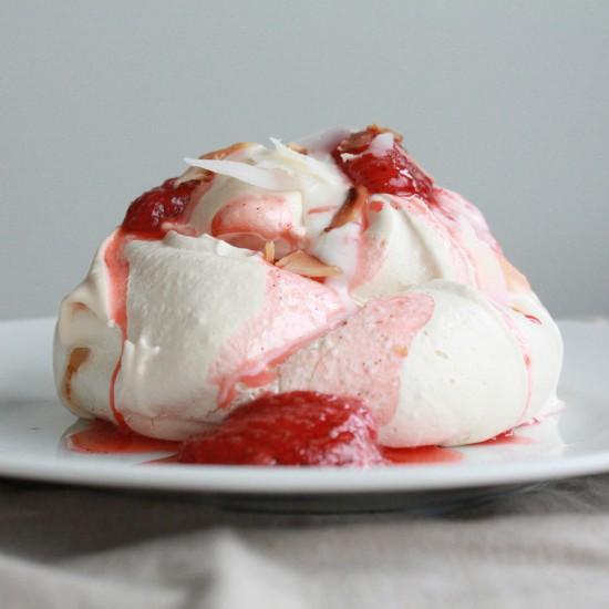 Rezeptbild: Pavlova mit Erdbeerkompott und gerösteten Kokoschips