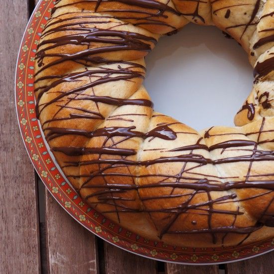 Rezeptbild: Hefekranz mit Nougatfüllung