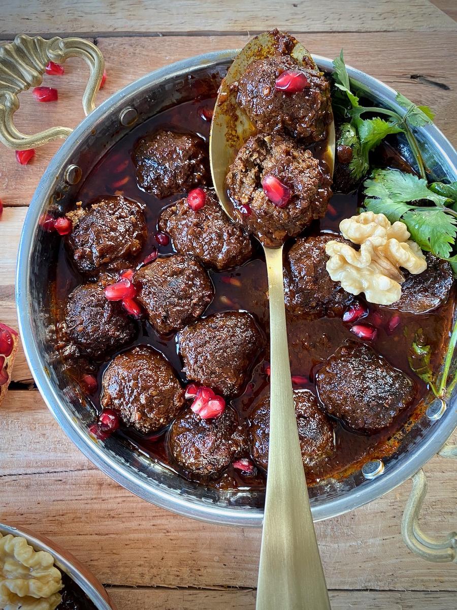 Rezeptbild: Koofteh Anar o Gerdoo – Hackbällchen in Granatapfel-Walnuss-Sauce کوفته انار و گردو