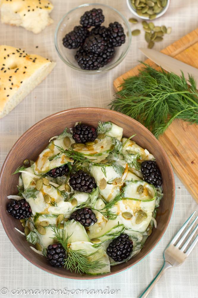 Rezeptbild: Cremiger Veganer Gurkensalat mit Dill, Brombeeren & Kürbiskernen