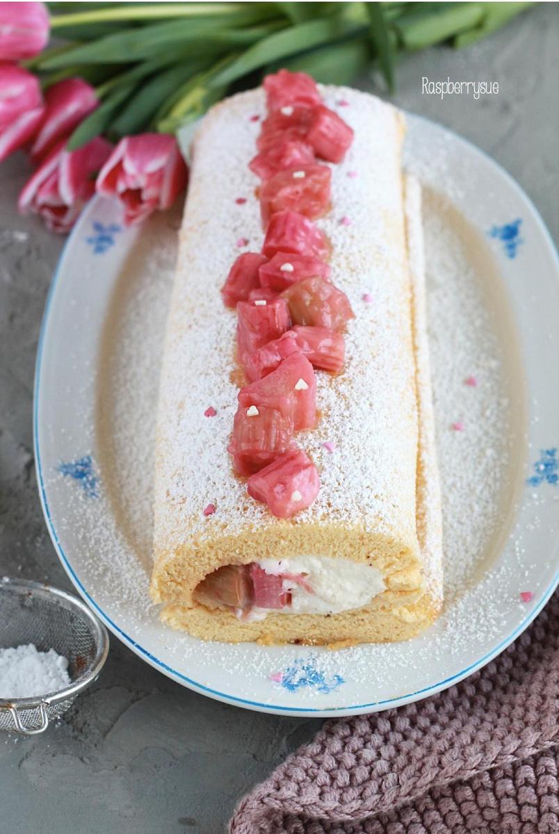 Rezeptbild: Rhabarber-Biskuitrolle