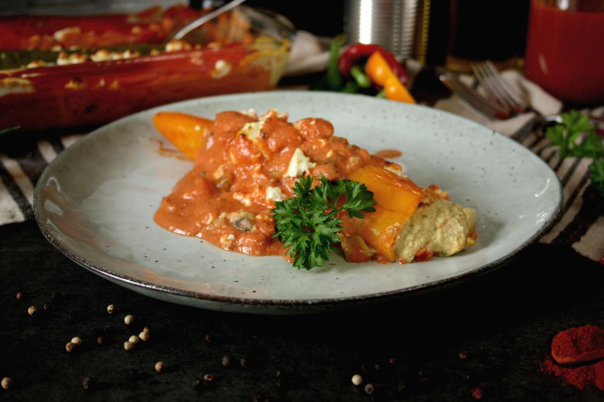 Rezeptbild: Gefüllte Spitzpaprika in Tomatensauce