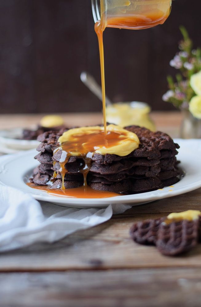 Rezeptbild: Brownie Waffeln, Karamell-Pudding & Sauce
