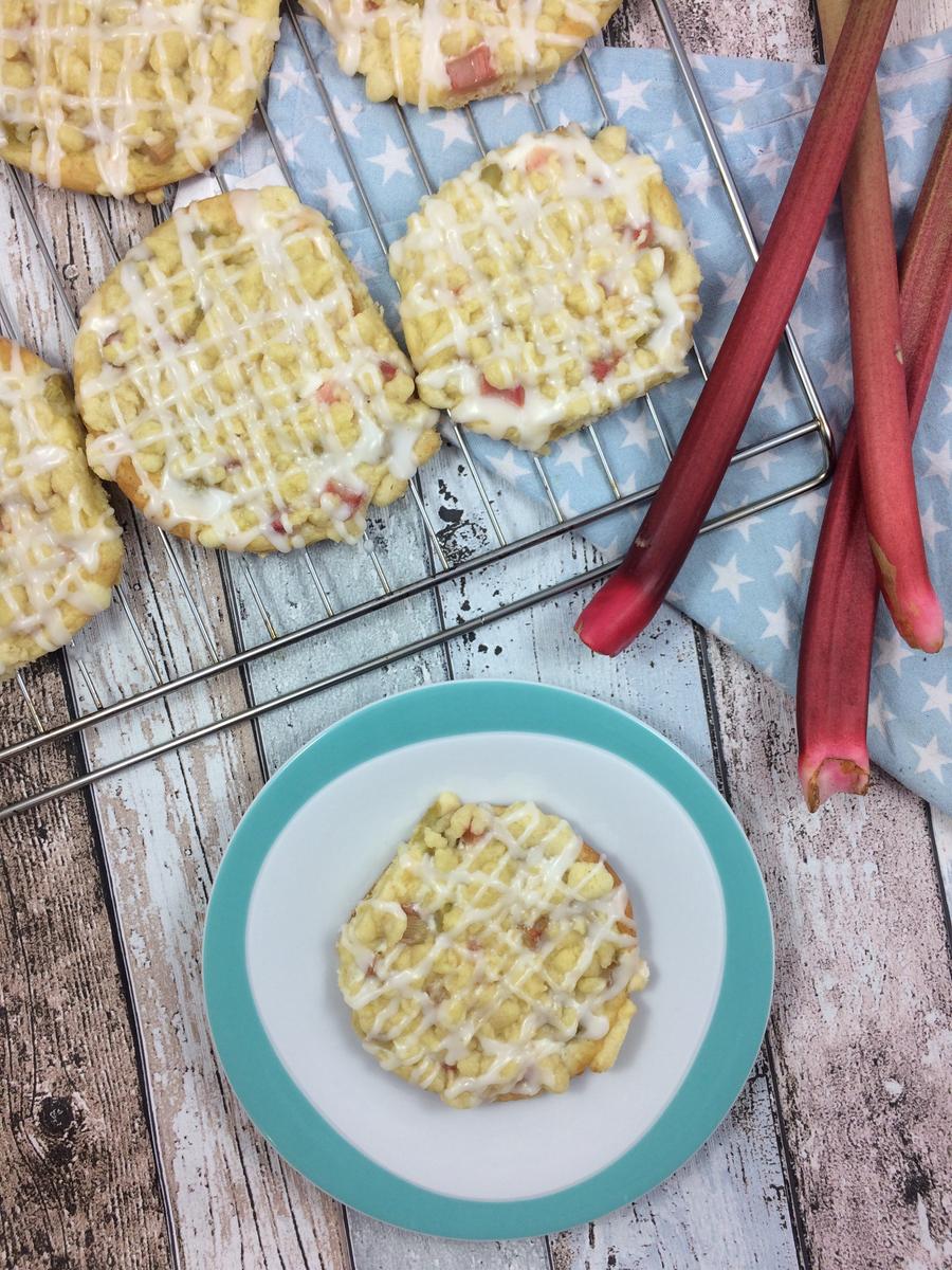 Rezeptbild: Rhabarber Streuseltaler