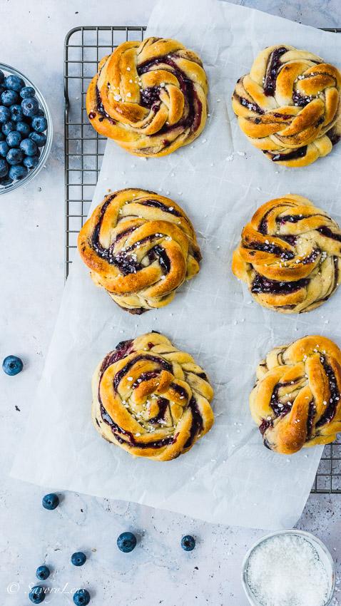 Rezeptbild: Blåbärsbullar – Schwedische Blaubeerschnecken