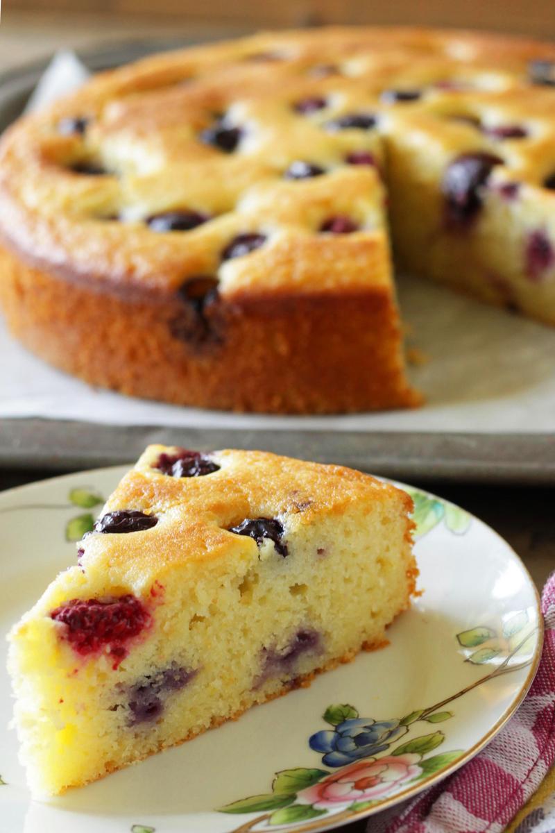 Rezeptbild: Zitronen-Olivenöl-Kuchen mit Beeren