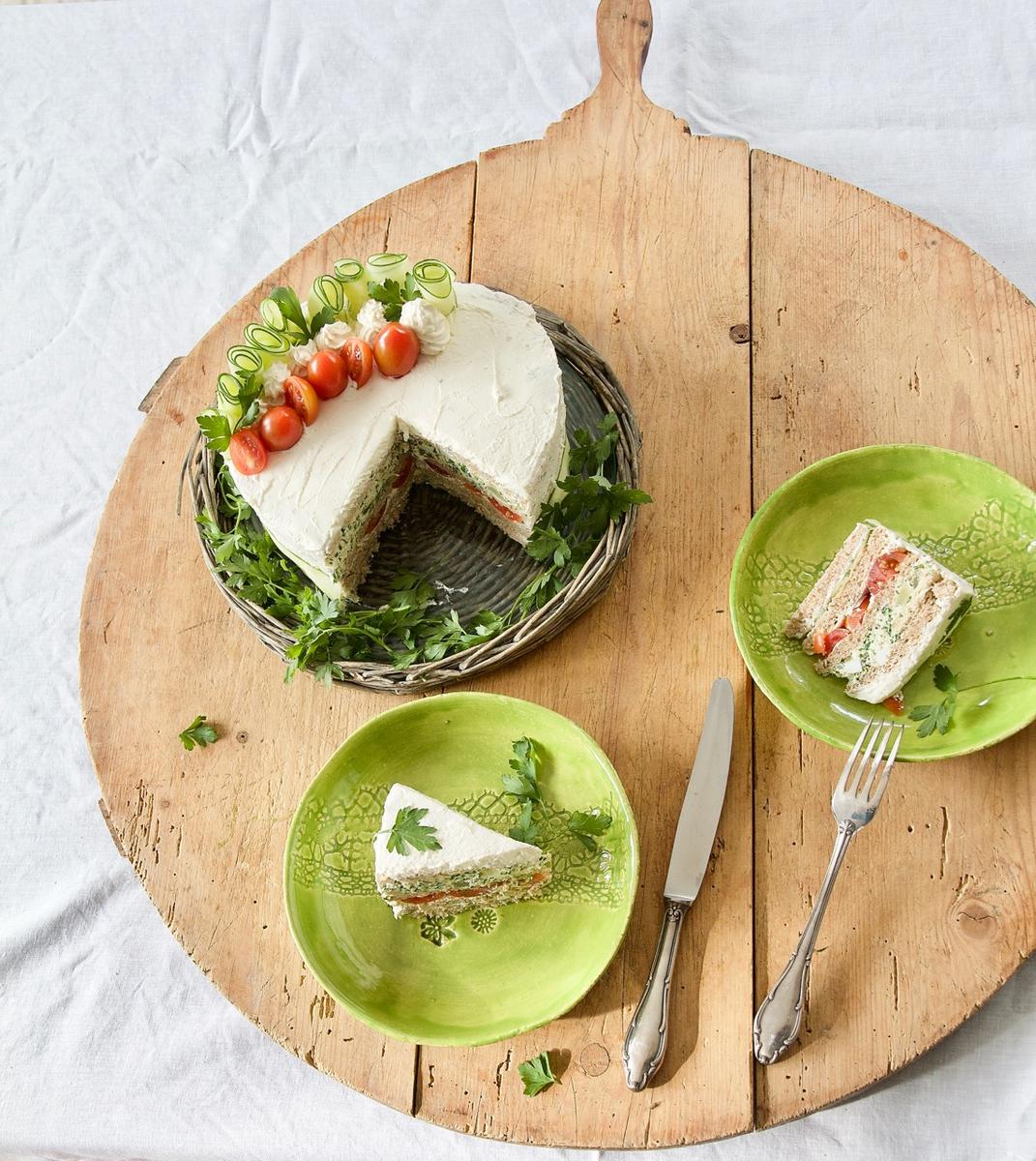 Rezeptbild: Cake-Morgh - Sandwichtorte mit Hühnchenaufstrich für deine WM-Party
