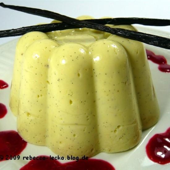 Rezeptbild: Vanillepudding mit Himbeersauce