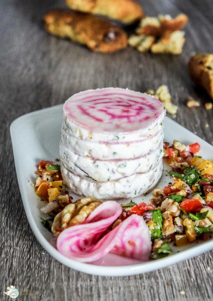 Rezeptbild: Frischkäsetürmchen mit rosaroter Beete 