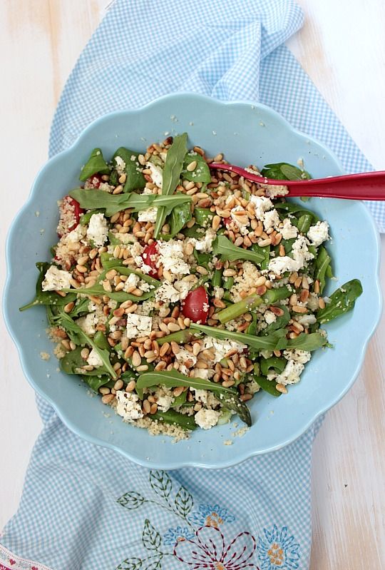 Rezeptbild: Mediterraner Couscoussalat mit Pinienkernen,Feta und grünem Spargel 