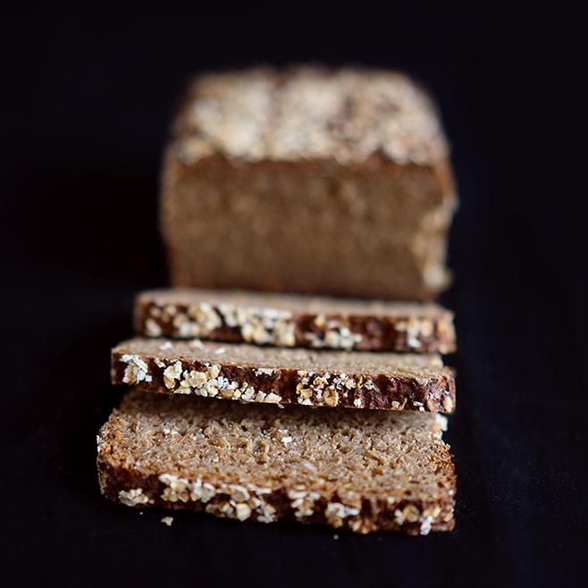 Rezeptbild: Schwarzbrot mit Vollkornmehl und Roggenschrot