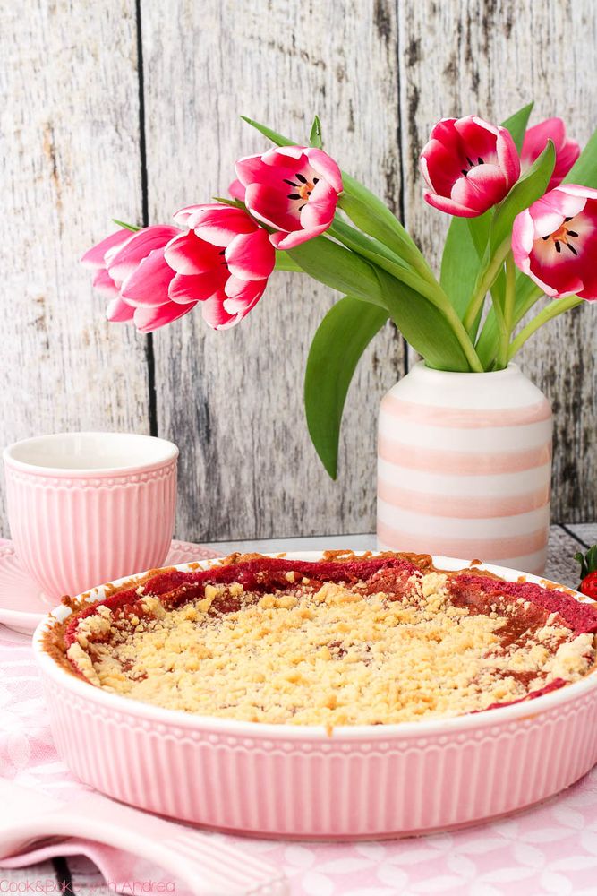 Rezeptbild: Streuselkuchen mit Rhabarber und Erdbeeren