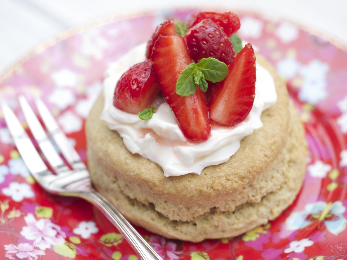 Rezeptbild: Hafer-Scones mit Amaretto-Erdbeeren