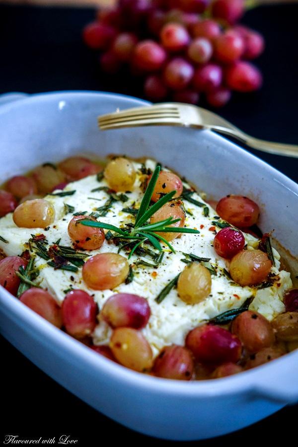 Rezeptbild: Warmer Feta mit Rosmarintrauben