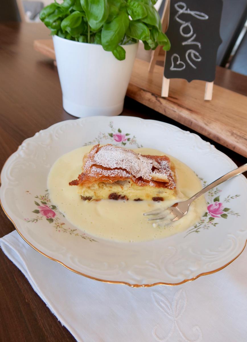 Rezeptbild: Topfenstrudel mit Vanillesauce