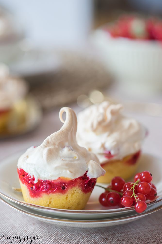 Rezeptbild: Johannisbeeren Baiser Küchlein