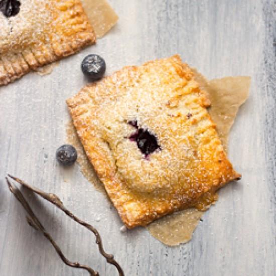Rezeptbild: Heidelbeer hand pies mit Vanillepudding