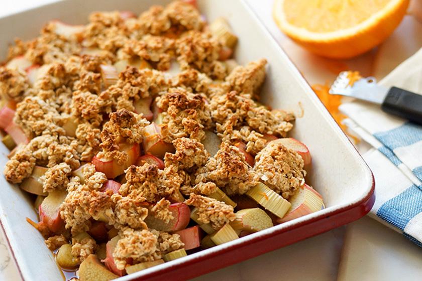 Rezeptbild: Rhabarber-Crumble mit Haferflocken