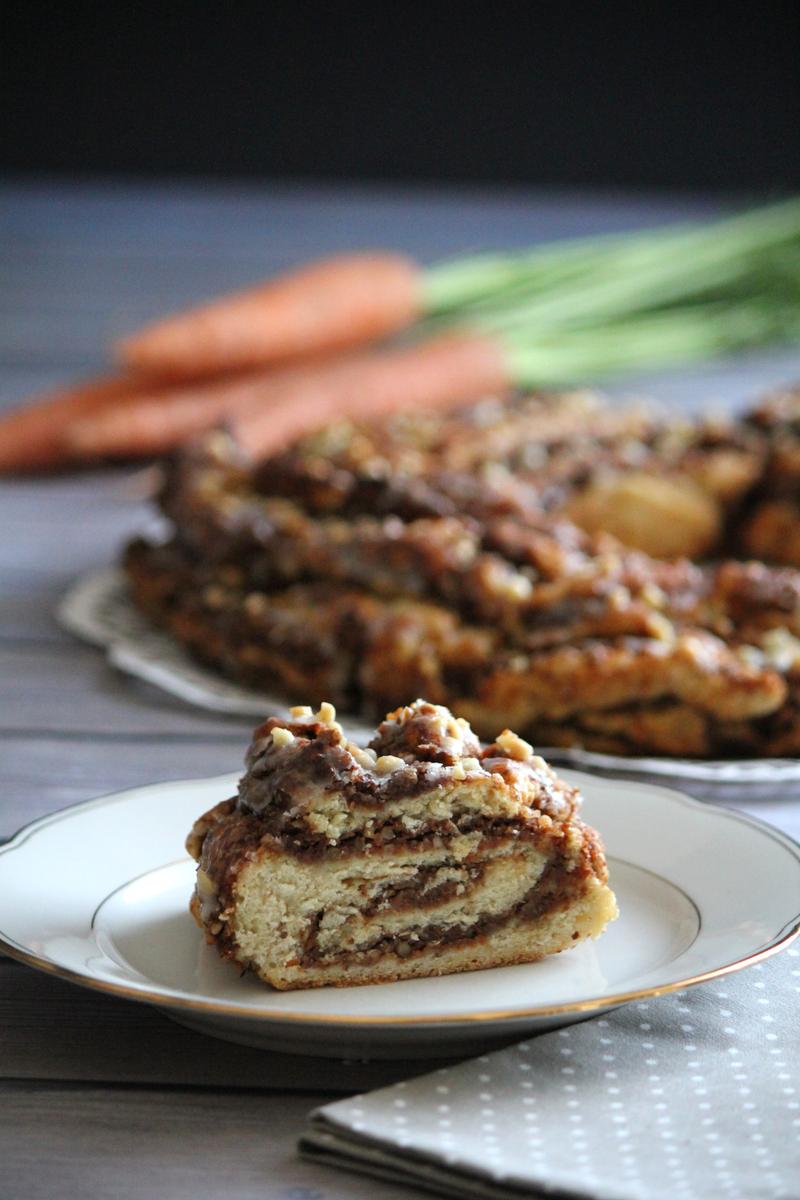 Rezeptbild: Hefekranz mit Karotten-Nuss-Füllung