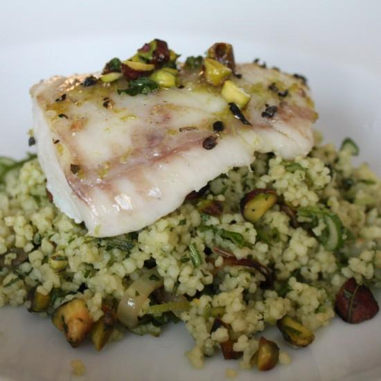 Rezeptbild: Kardamom konfierter Zander mit Grüntee und Pistazien Couscous