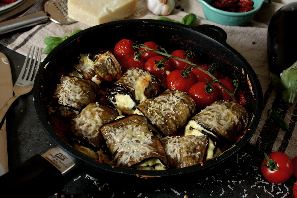 Rezeptbild: Gefüllte Auberginen-Röllchen in Tomaten-Paprika-Sauce