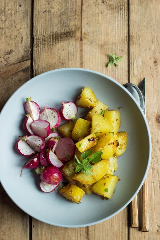 Rezeptbild: Ofengeröstete Radieschen mit Koriander-Kartoffeln